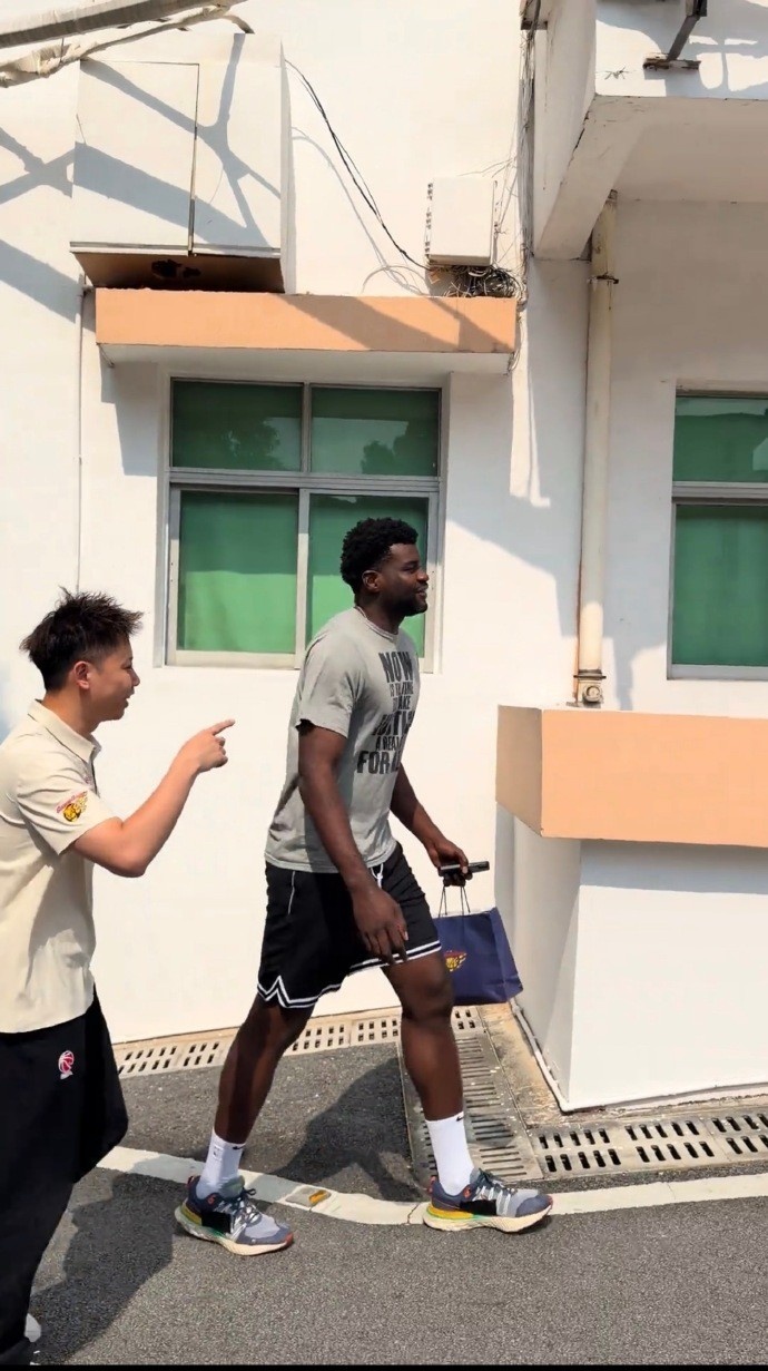 到位了！广东男篮新外援阿祖布克已经加入球队