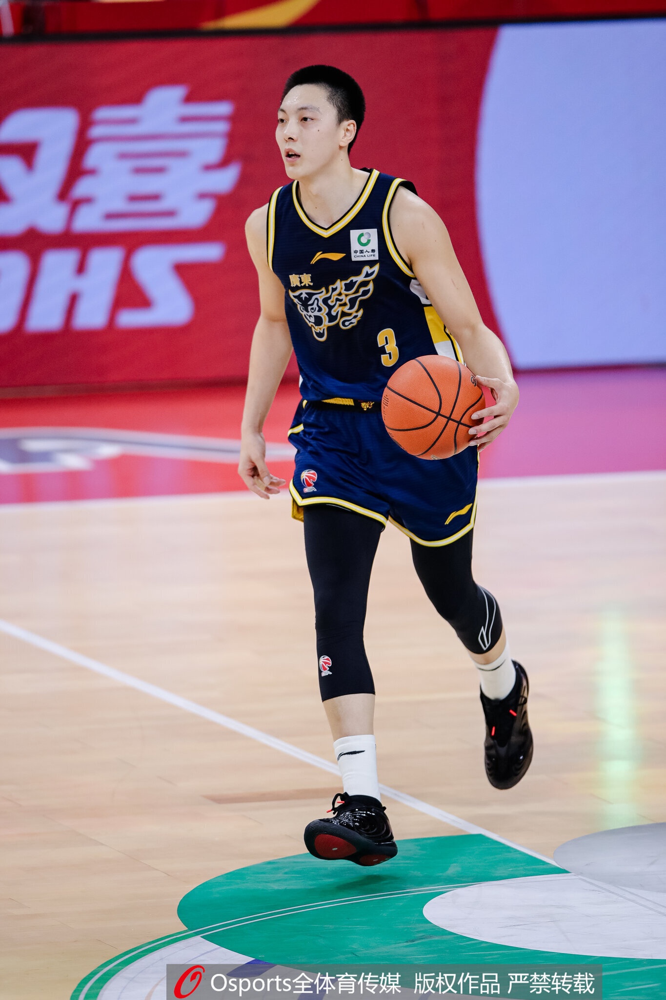 媒体人：本赛季应该只有胡明轩1人享受特许鞋名额 可穿非李宁球鞋